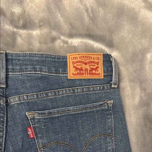 EUC Levi's Size 29 Distressed Skinny Jeans - Picture 3 of 6